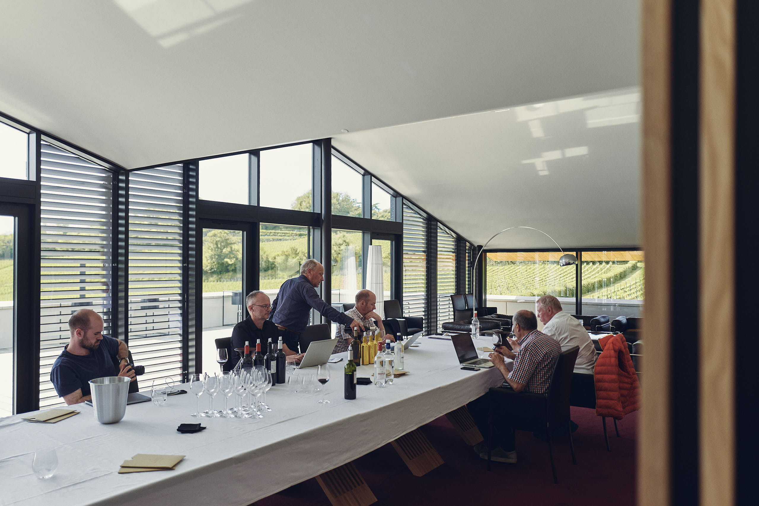 Unsere Weinexperten auf dem Weingut bei der Primeur-Verkostung.