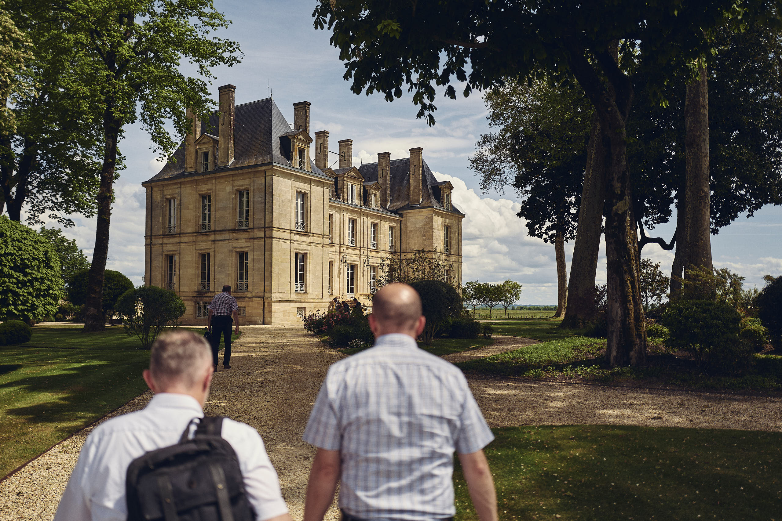 Max Gerstl, Roger Maurer und Pirmin Bilger auf dem Weg ins Château.